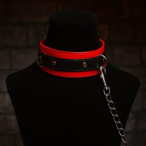 Collar con cadena en maniquí elegante