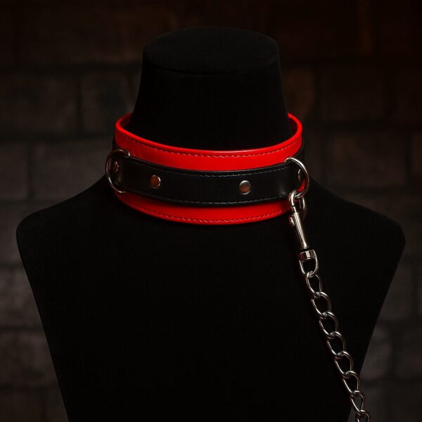 Collar con cadena en maniquí elegante Collar con cadena en maniquí elegante