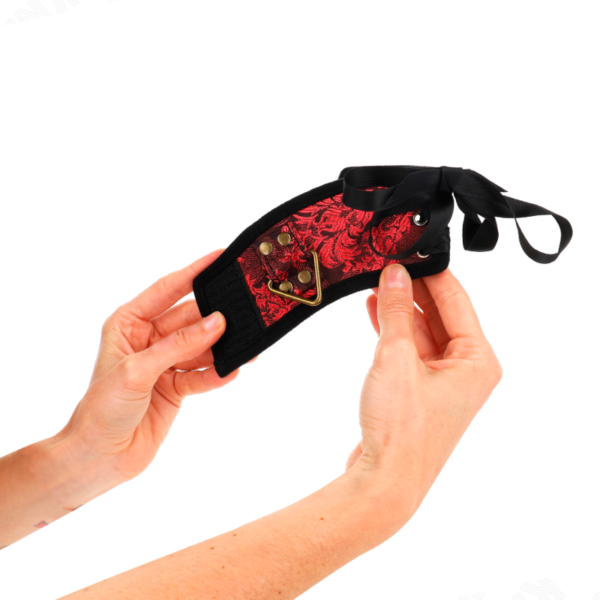 img_187742_2cb4d85f37ebf1efc118620e07674bd3_1.png KINK - MUÑEQUERAS DISEÑO ESCÁNDALO ROJO-NEGRO DETALLE LAZO 24.5 CM X 6.5 CM